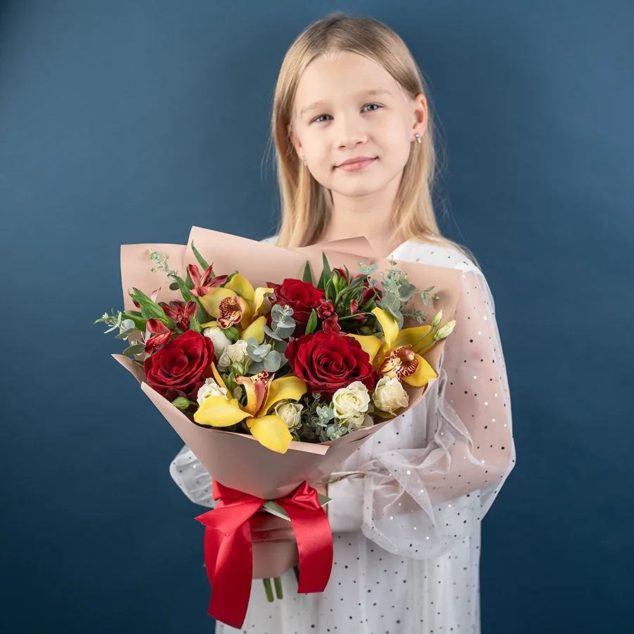 Букет из роз, кустовых роз, орхидей, и альстромерий (03888)