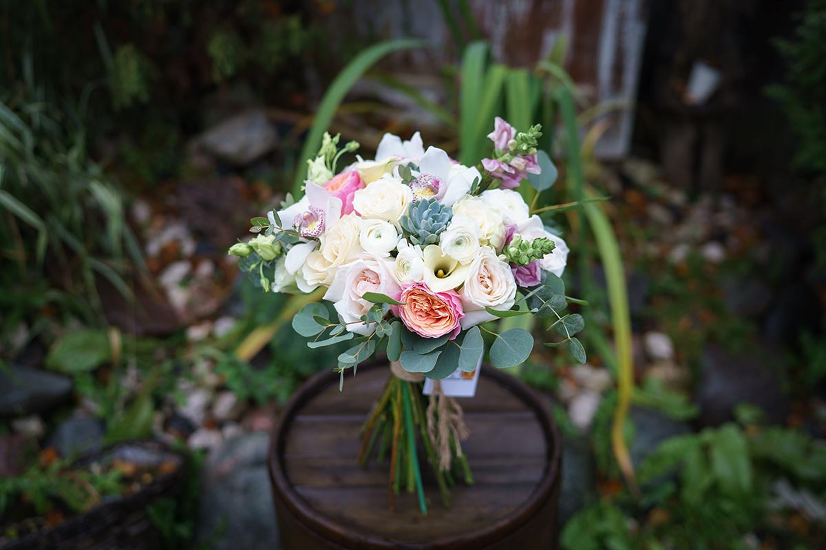 Букет из роз, орхидей, ранункулюсов, калл и эустом с эхевериями (00988)