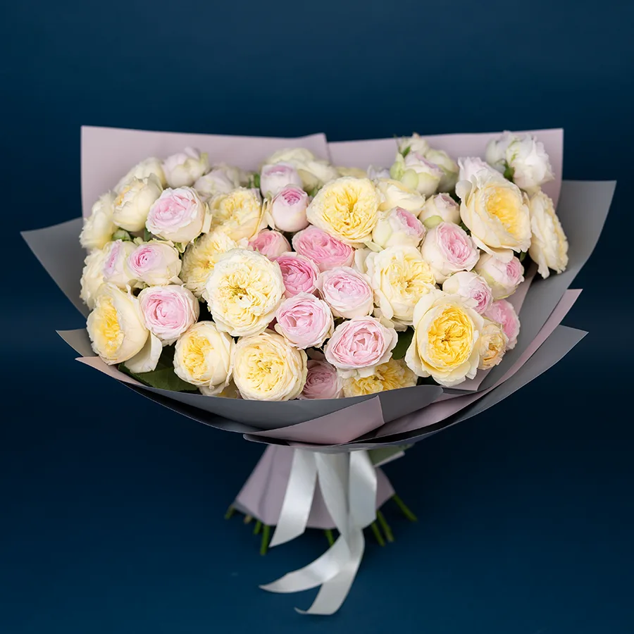 Букет из 17 нежных кустовых пионовидных роз Роял Парк и Дедикейшн (02752)