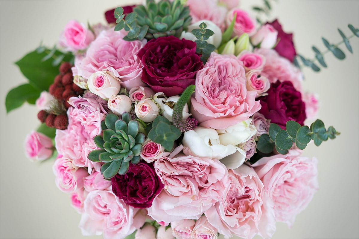Букет из роз Дэвида Остина Тэсс, пионовидных роз, тюльпанов и эхеверий (00475)