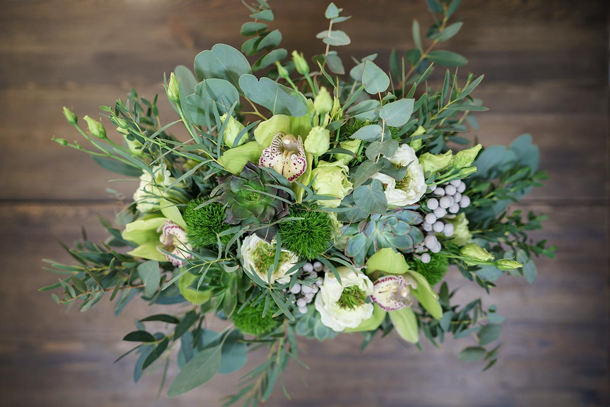Букет невесты в стиле милитари из роз, орхидей, эустом и гвоздик с эхевериями (00993)
