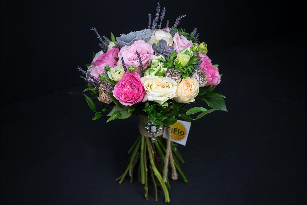 Букет из роз, ранункулюсов, тюльпанов и анемон с эхевериями (00712)