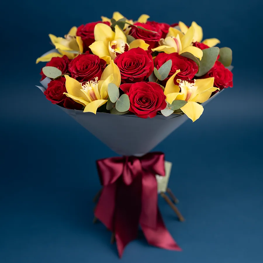 Букет из 21 цветка — красных роз Фридом и желтых орхидей Цимбидиум (02477)