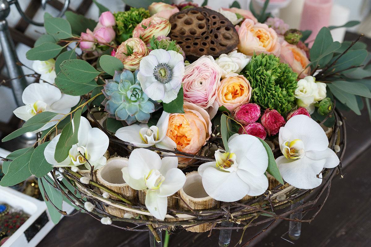 Каркасный букет из роз, орхидей, ранункулюсов, анемон и фрезий с эхеверией и лотосом (00914)