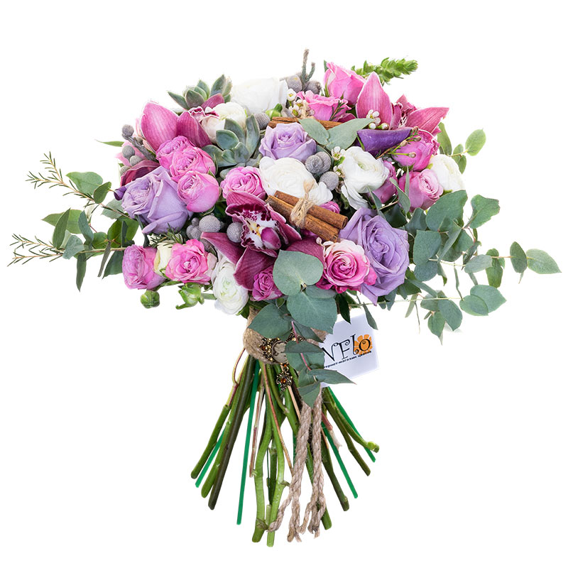 Букет из роз, орхидей, ранункулюсов и калл с эхевериями и корицей (00998)