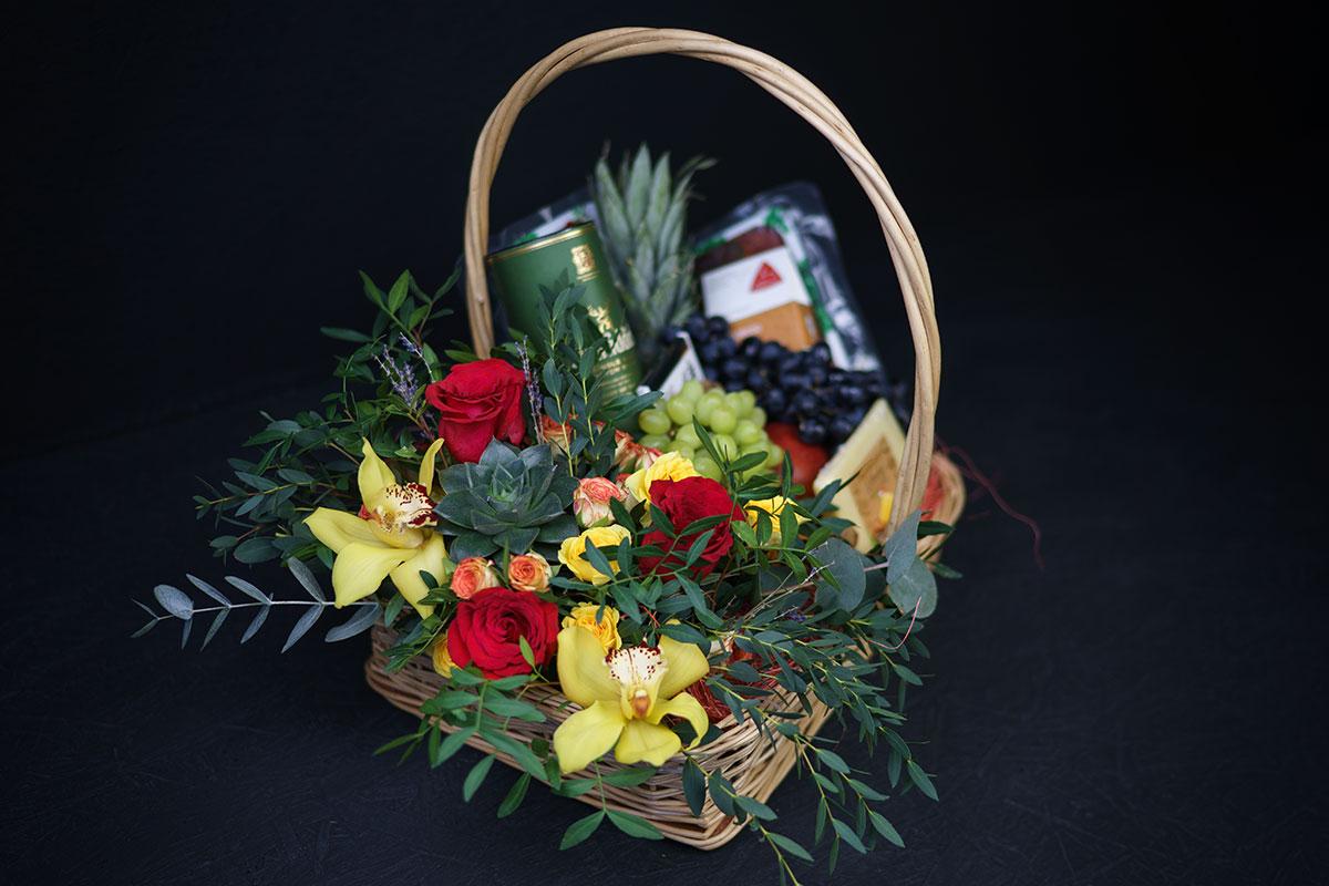 Корзина с розами, орхидеями, эхеверией и продуктами (00722)