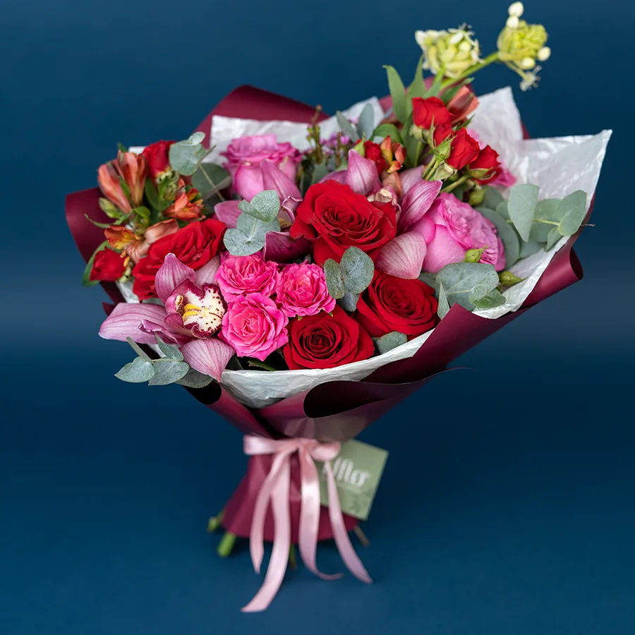 Букет из пионовидных роз, кустовых роз, орхидей и альстромерий с орнитогалум (02723)