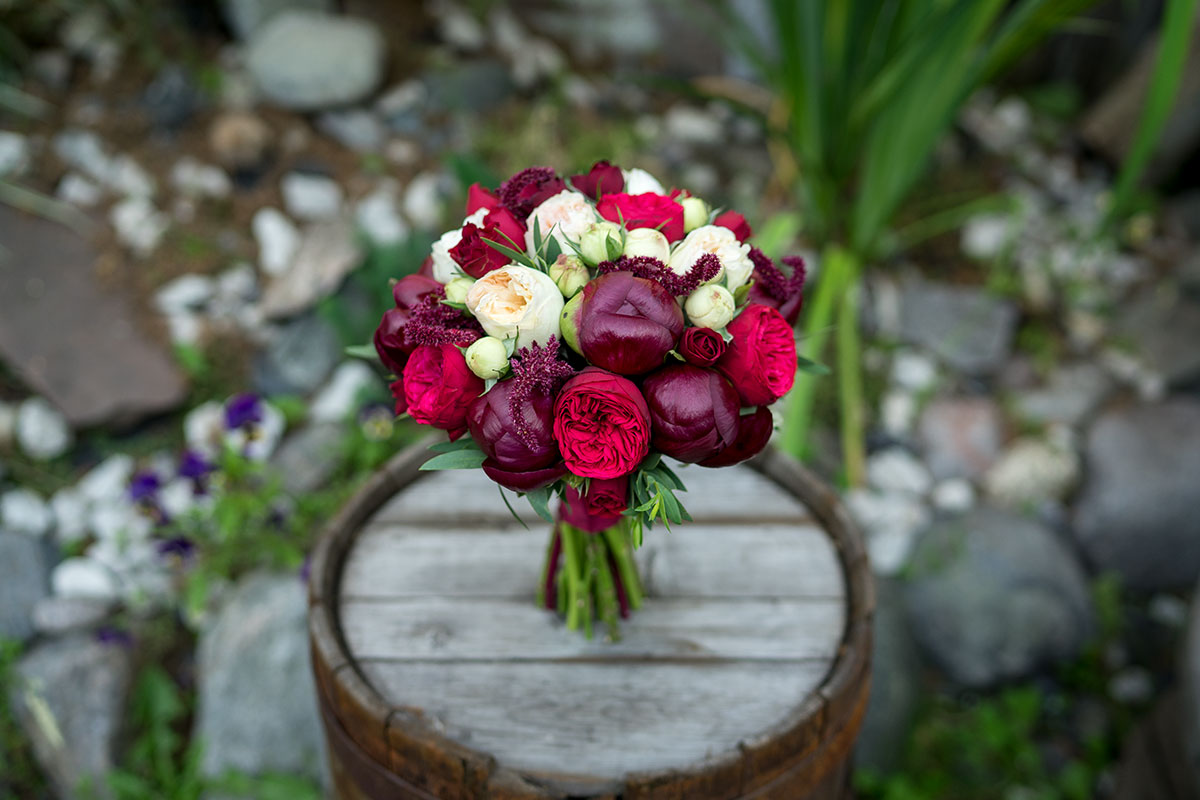 Букет невесты из бордовых пионов и роз с амарантом (01047)