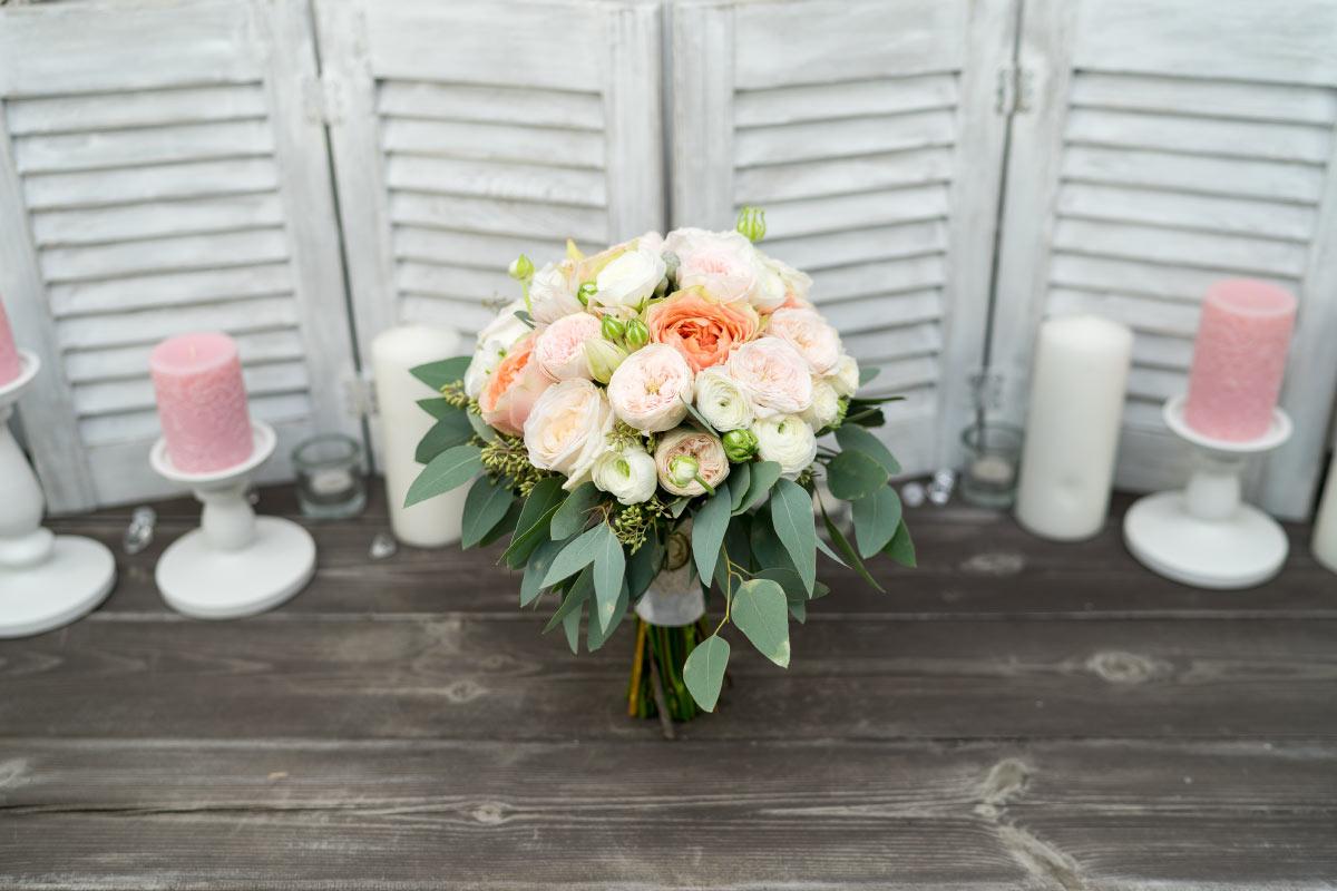 Букет невесты из пионовидных роз и ранункулюсов (00867)