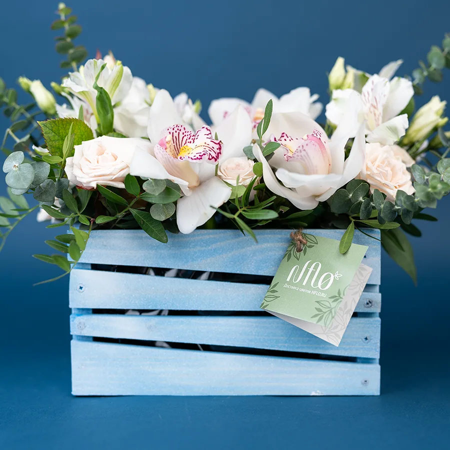 Композиция с кустовыми розами, орхидеями, эустомами и альстромериями в ящике (02975)