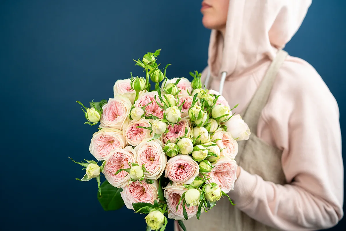 Букет из 17 нежно-розовых кустовых роз Балерина Саммерхаус (01476)