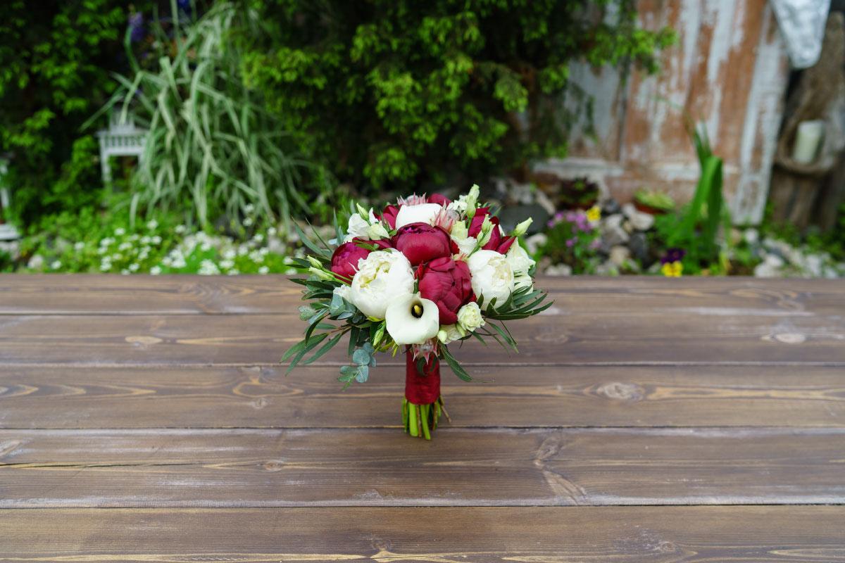 Свадебный букет из пионов, роз, калл и эустом (00805)