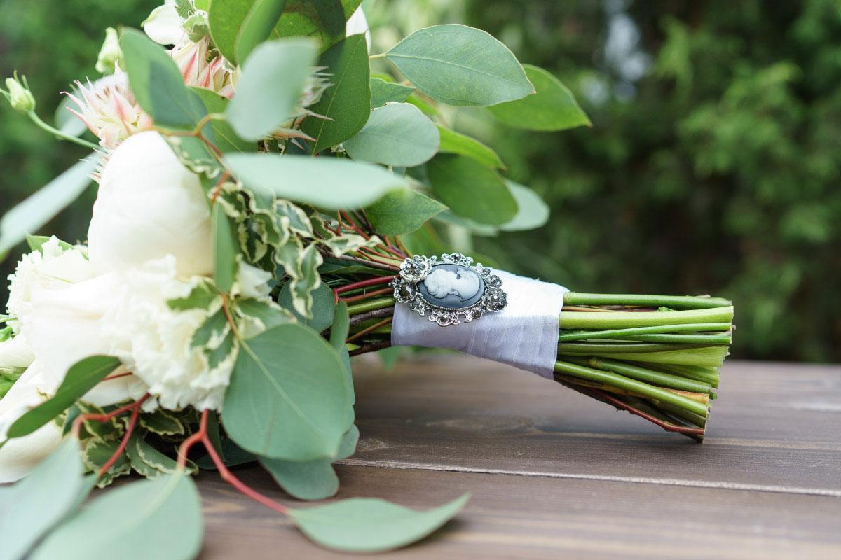 Свадебный букет из белых пионов, роз, калл и эустом (00815)