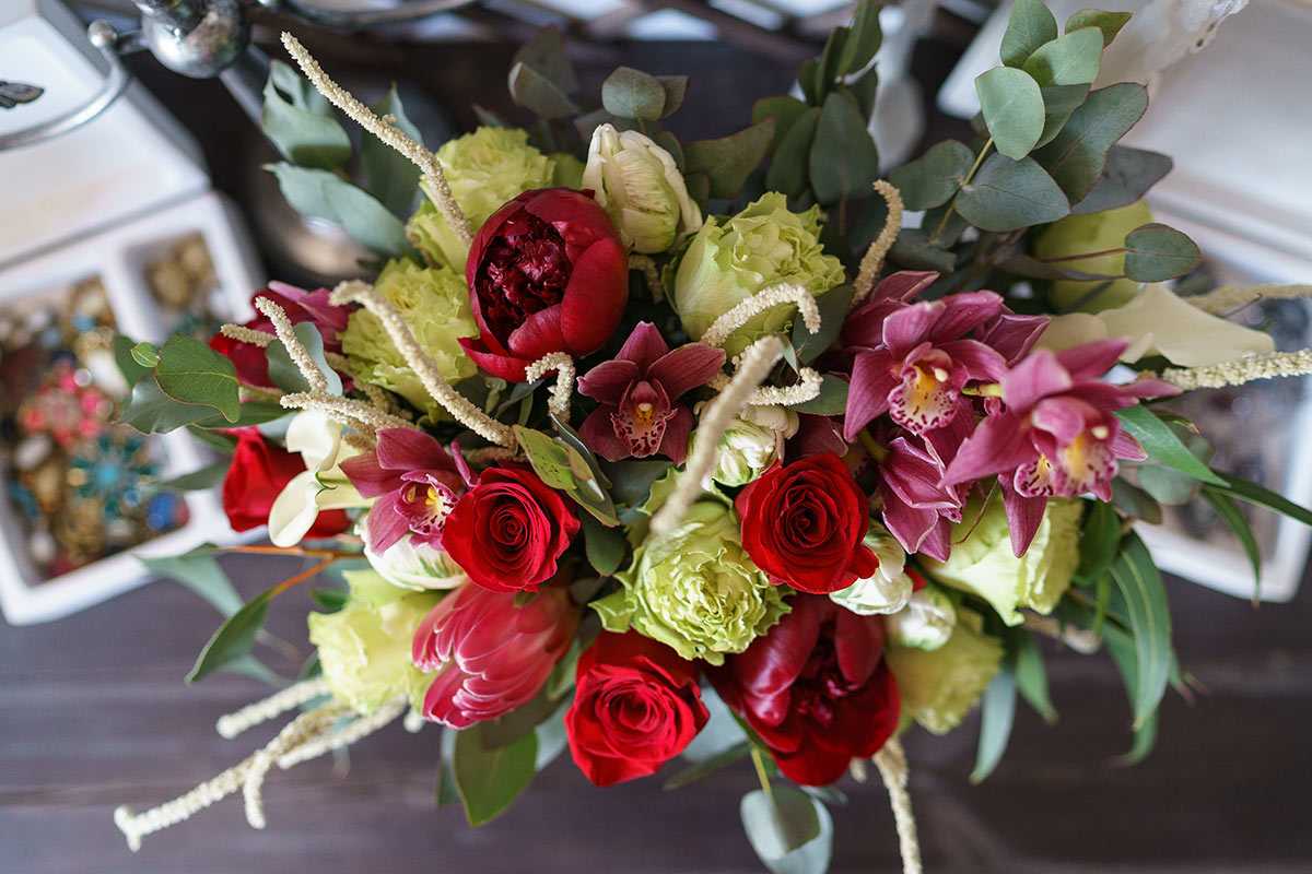 Букет из пионов, роз, орхидей, тюльпанов и калл с протеей (00958)