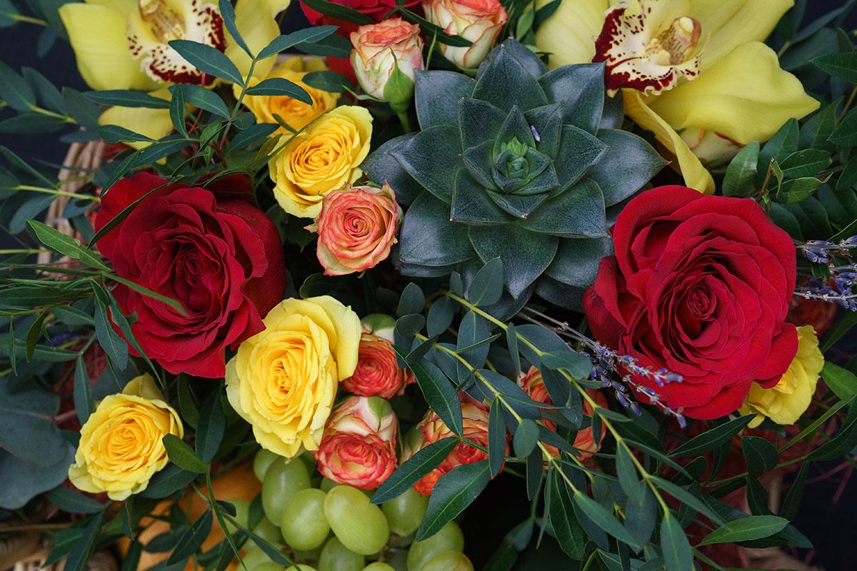 Корзина с розами, орхидеями, эхеверией и продуктами (00722)