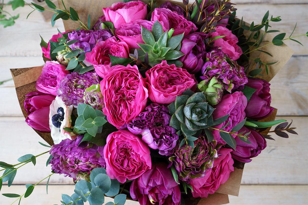 Букет из роз, ранункулюсов, тюльпанов и анемон с эхевериями (00750)