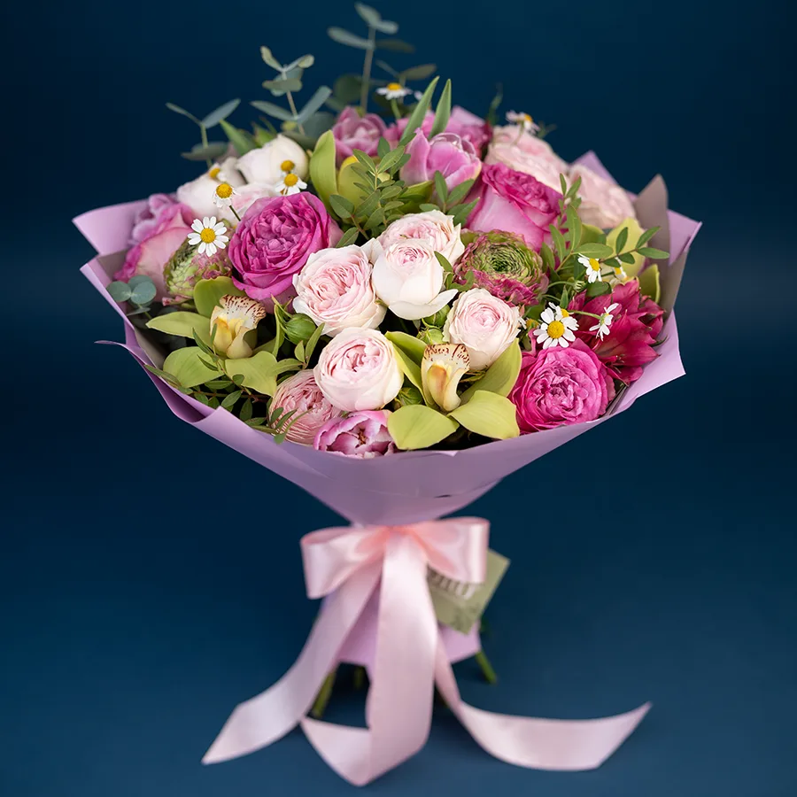 Букет из садовых роз, орхидей, ранункулюсов, тюльпанов и альстромерий (03085)