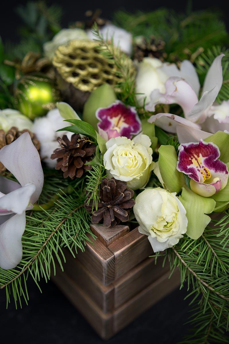 Свадебная композиция из роз и орхидей в деревянном ящике (00701)
