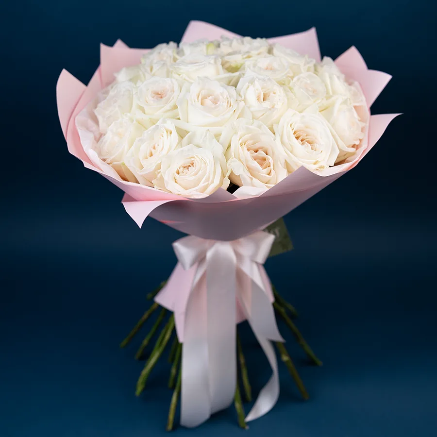 Букет из 25 ароматных белых садовых роз Вайт О’Хара в упаковке (02785)