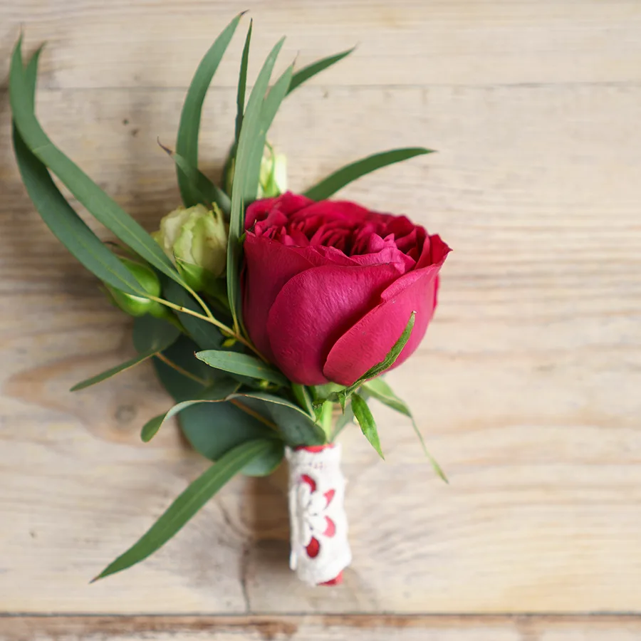 Cвадебный букет из роз и орхидей с эхеверией и калиной (00611)