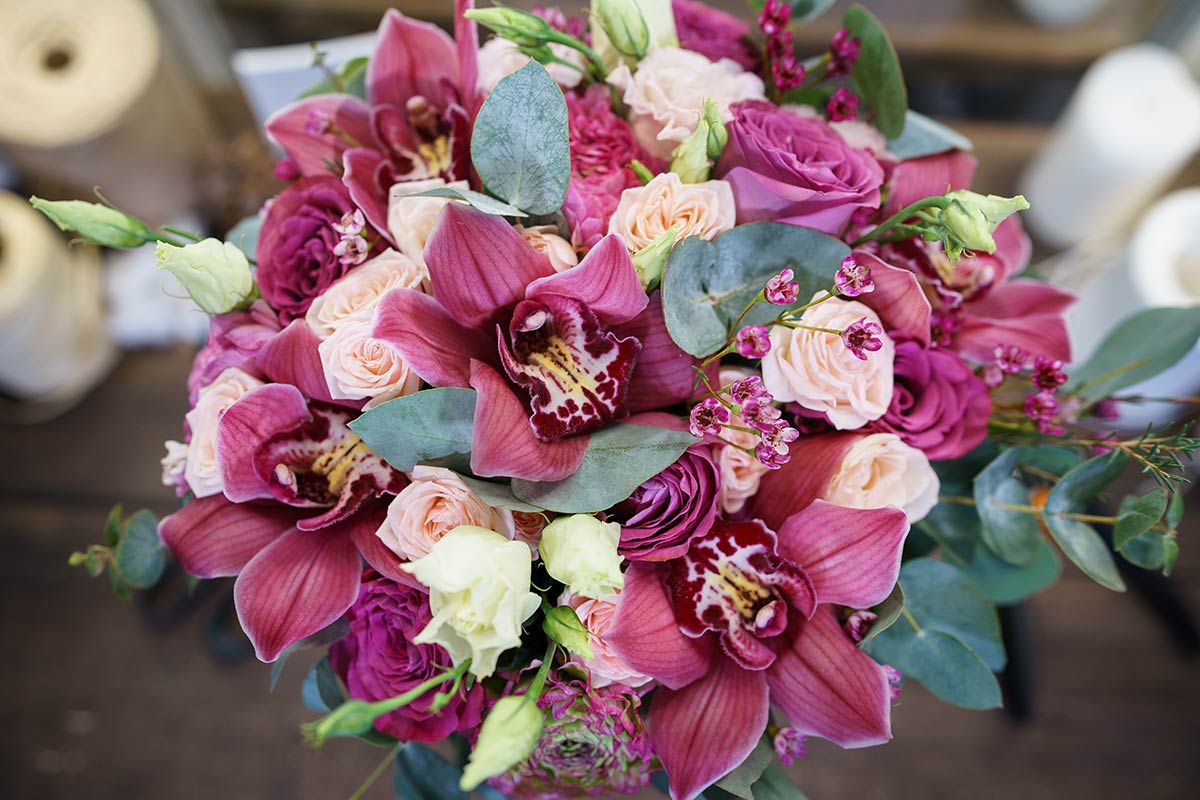 Букет из роз, орхидей, ранункулюсов и эустом (01014)