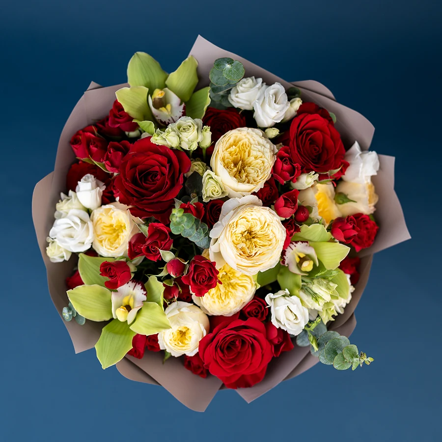 Букет из садовых роз, кустовых роз, орхидей и эустом (03084)