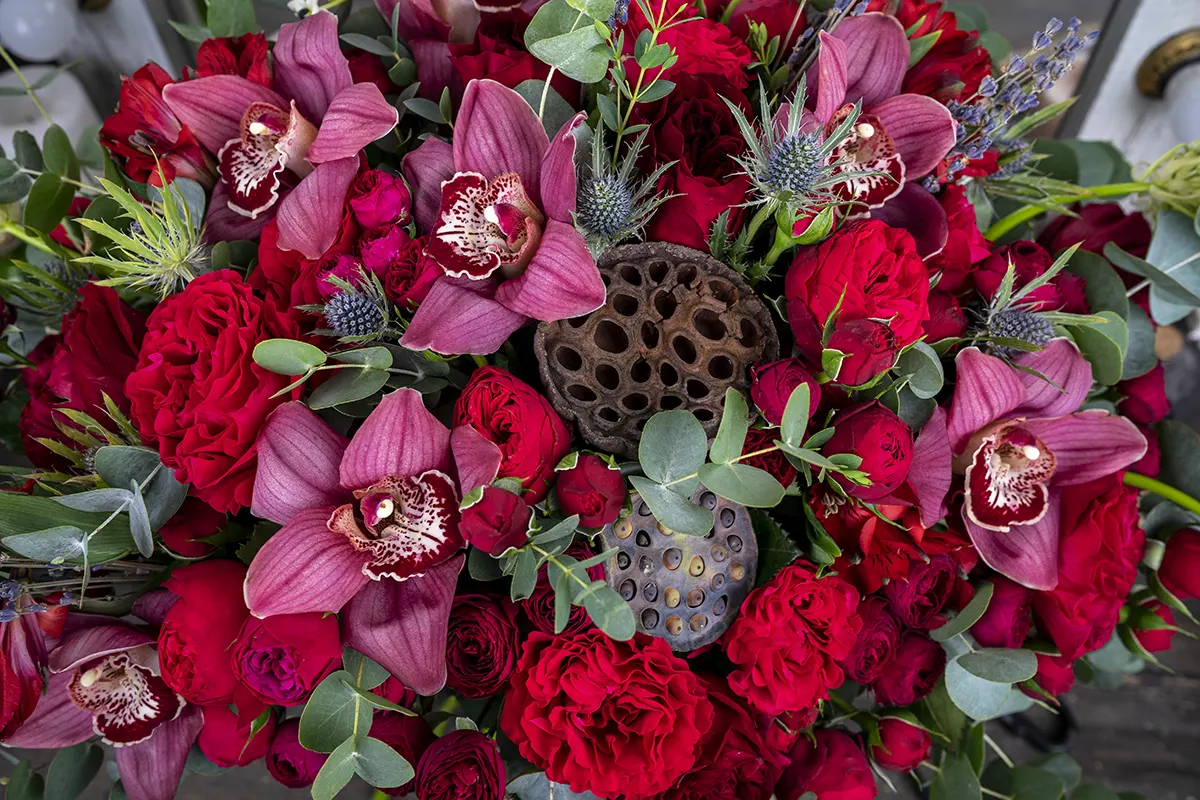 Букет из пионовидных роз, орхидей и альстромерий с лотосом (01122)