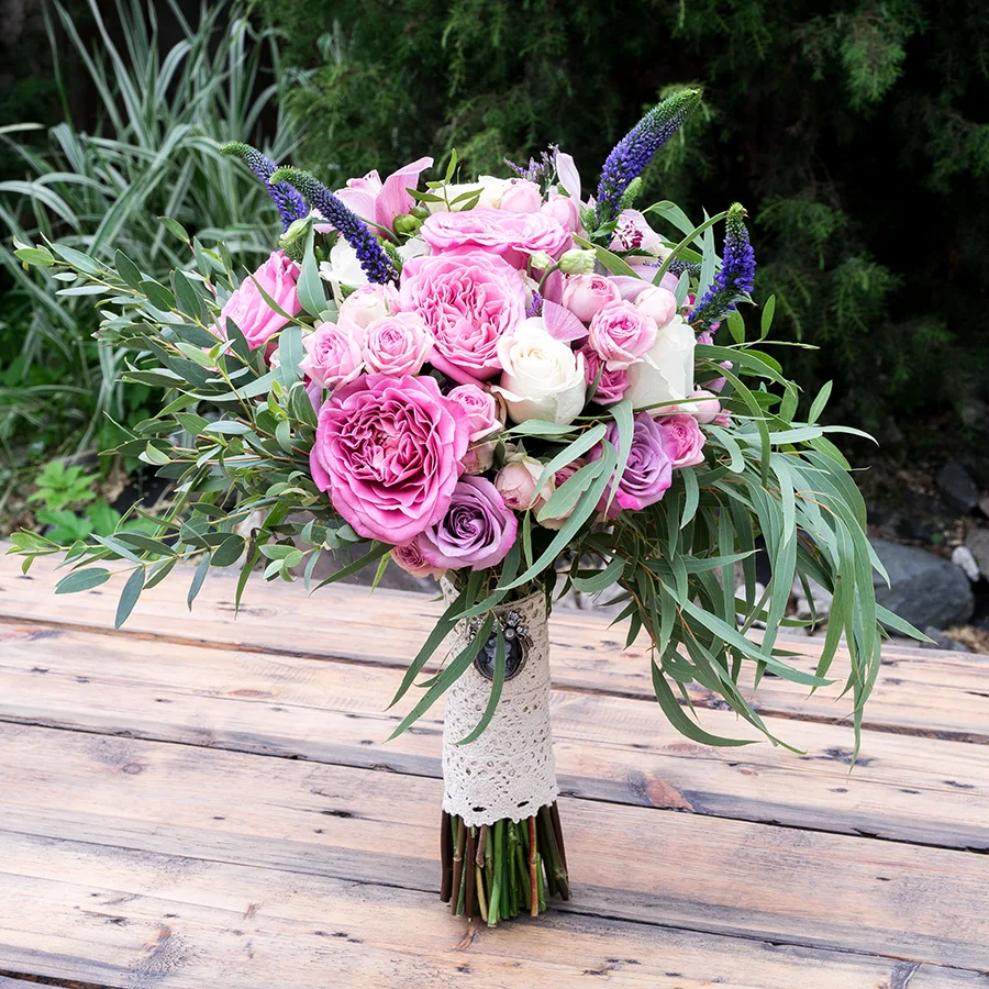 Cвадебный букет из роз, орхидей и эустом с эхевериями (00590)