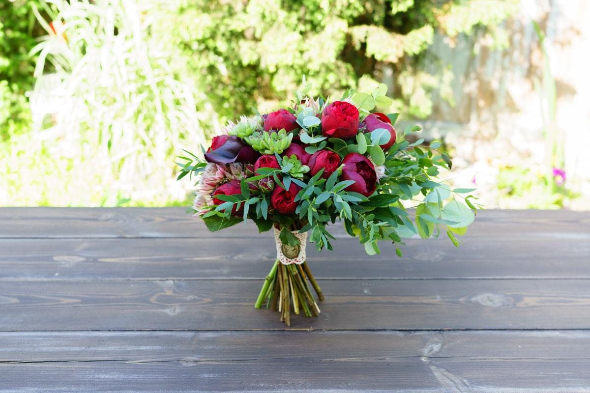 Свадебный букет из пионов Ред Шарм, роз Пиано и калл с эхевериями (00810)