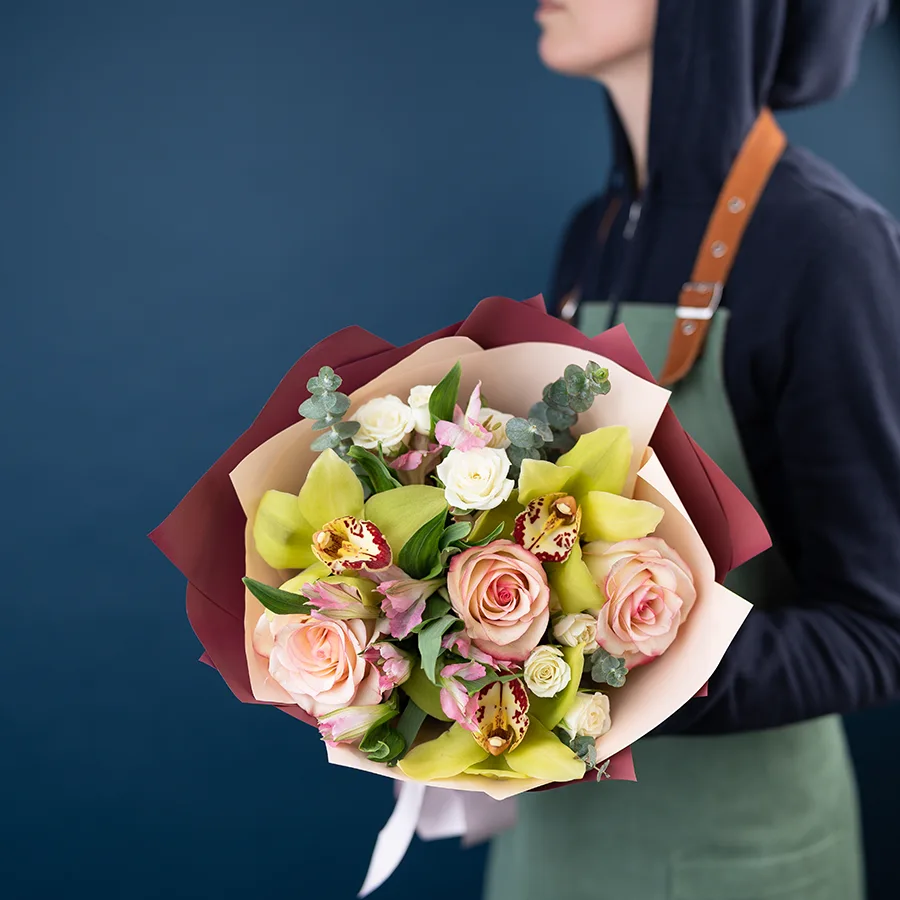 Букет из роз, кустовых роз, орхидей и альстромерий (02935)