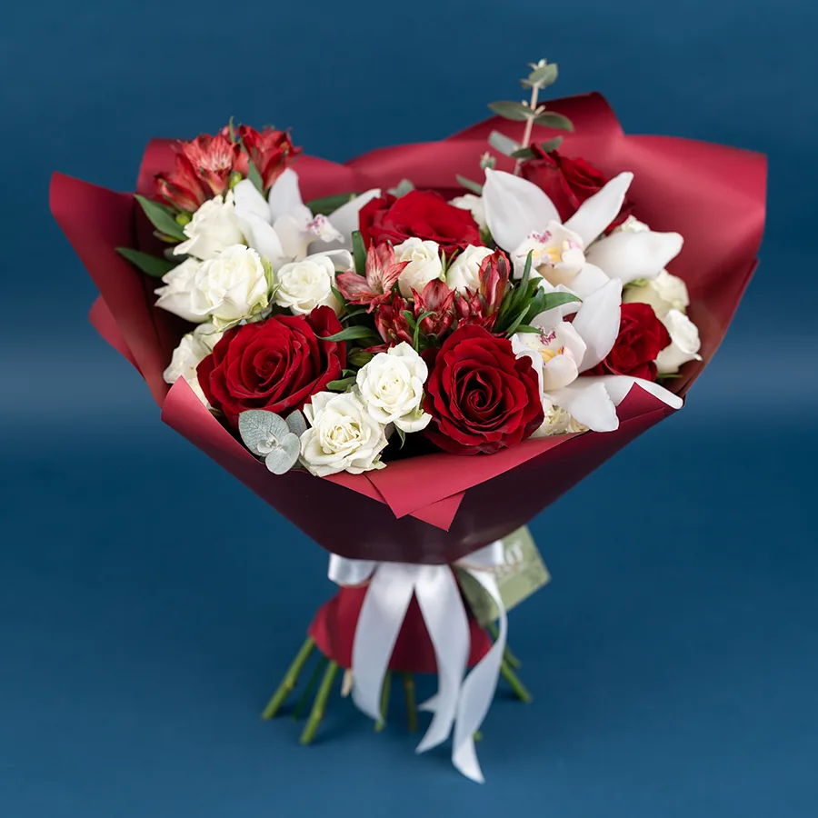 Букет из роз, кустовых роз, орхидей и альстромерий (03838)