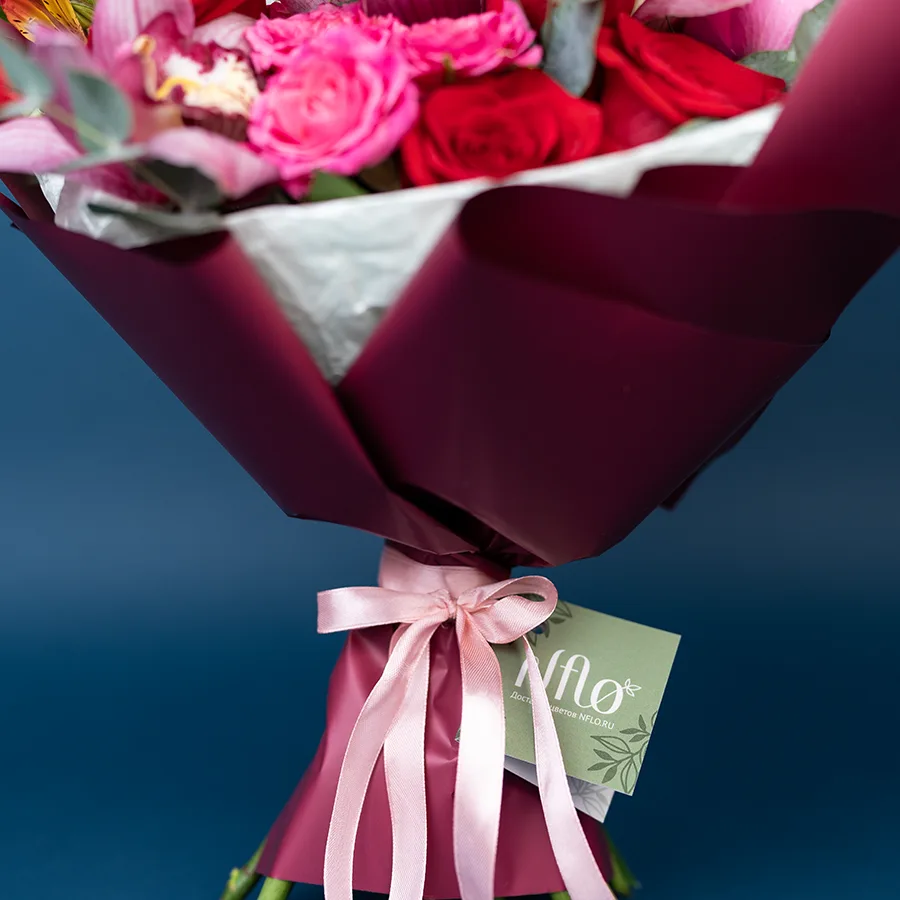 Букет из пионовидных роз, кустовых роз, орхидей и альстромерий с орнитогалум (02723)