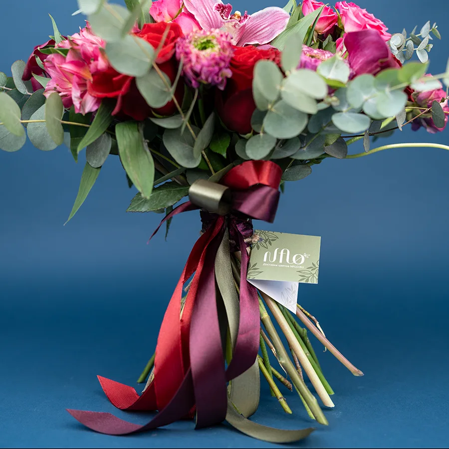 Букет из роз, кустовых роз, орхидей, калл, ранункулюсов и альстромерий (03096)