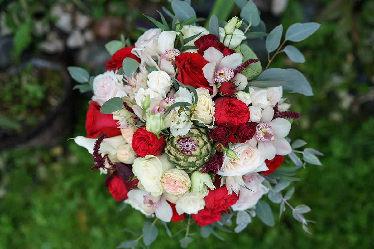 Букет из роз, орхидей, калл и эустом с артишоком и лотосом (00983)