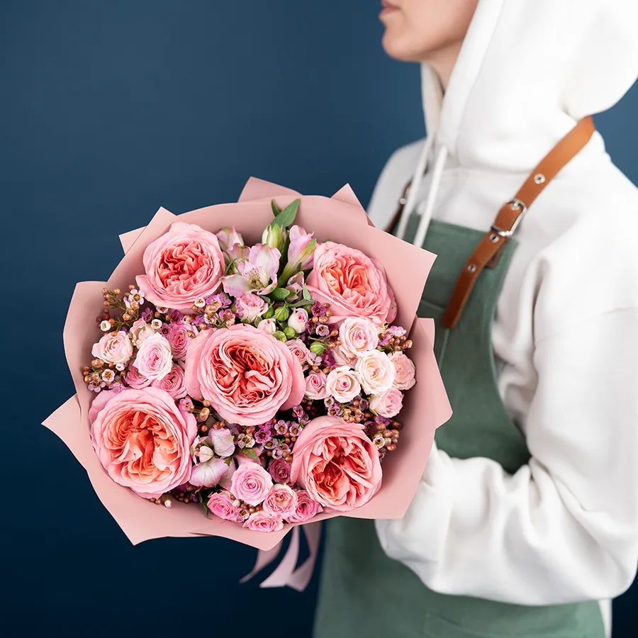 Букет из роз, кустовых роз и альстромерий с хамелациум (03840)