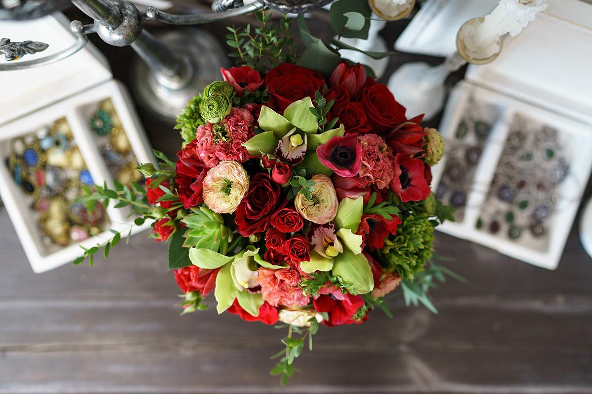 Букет из роз, орхидей, ранункулюсов, анемон и тюльпанов с эхеверией (00916)