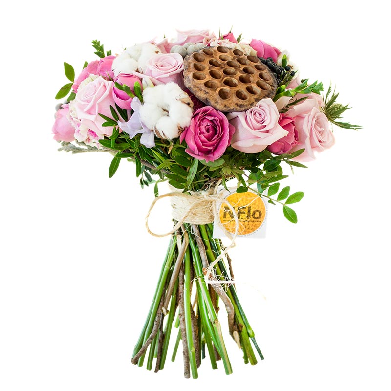 Букет из роз, гвоздик, хлопчатника и калины с лотосом (00341)