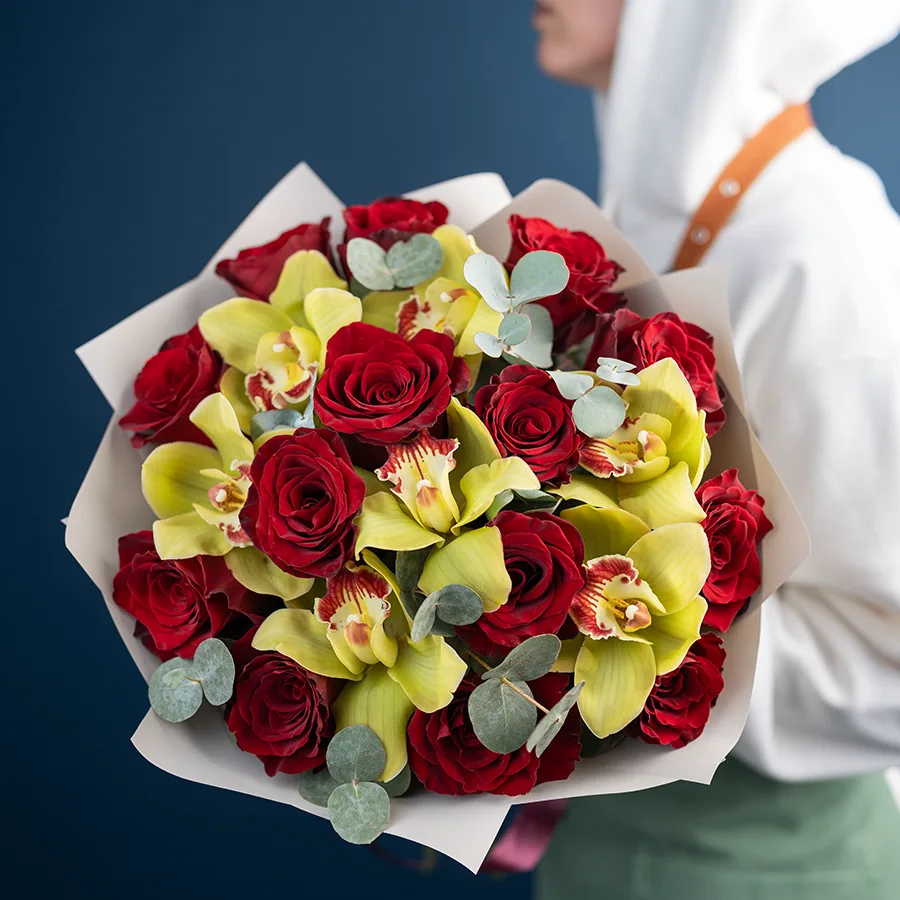Букет из 21 цветка — бордовых роз Эксплорер и зеленых орхидей Цимбидиум (03160)