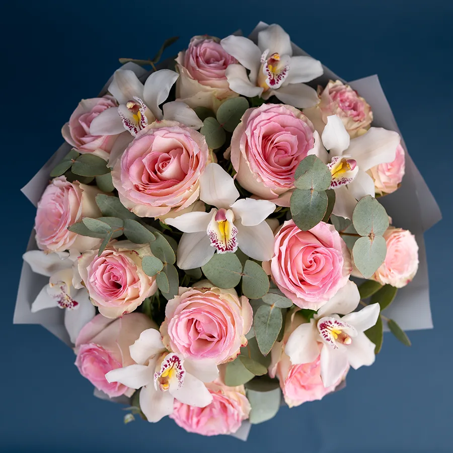 Букет из 21 цветка — розовых роз Эсперанс и белых орхидей Цимбидиум (02428)