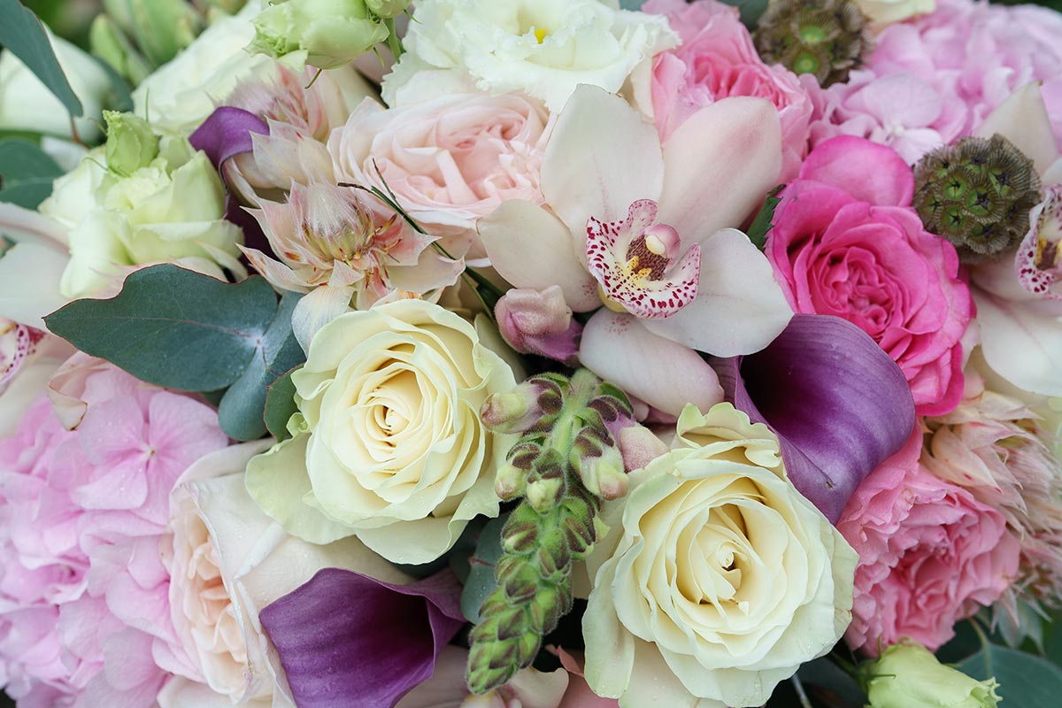 Букет из роз, гортензий, орхидей, калл и эустом с артишоком (00984)
