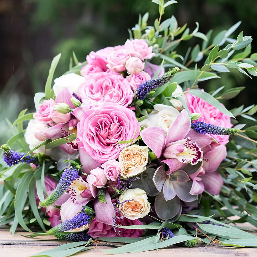 Cвадебный букет из роз, орхидей и эустом с эхевериями (00590)