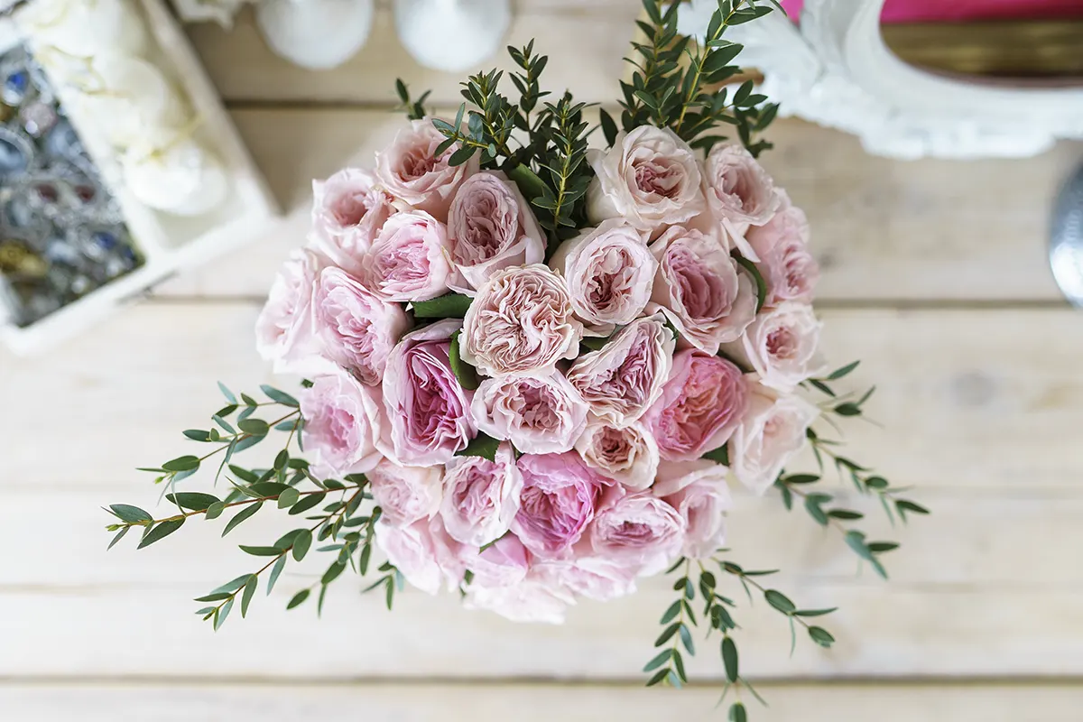 Букет из 29 ароматных розовых садовых роз сердцем (00762)