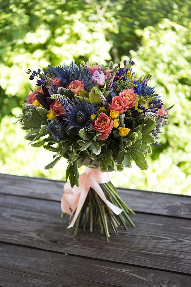 Букет из пионов, роз, орхидей, кустовых роз и васильков с эрингиум (00252)