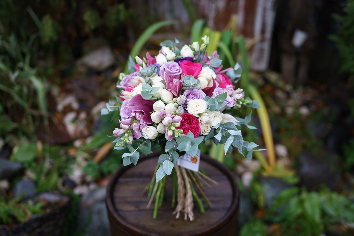 Букет из роз, орхидей, калл и эустом с эхевериями (00989)