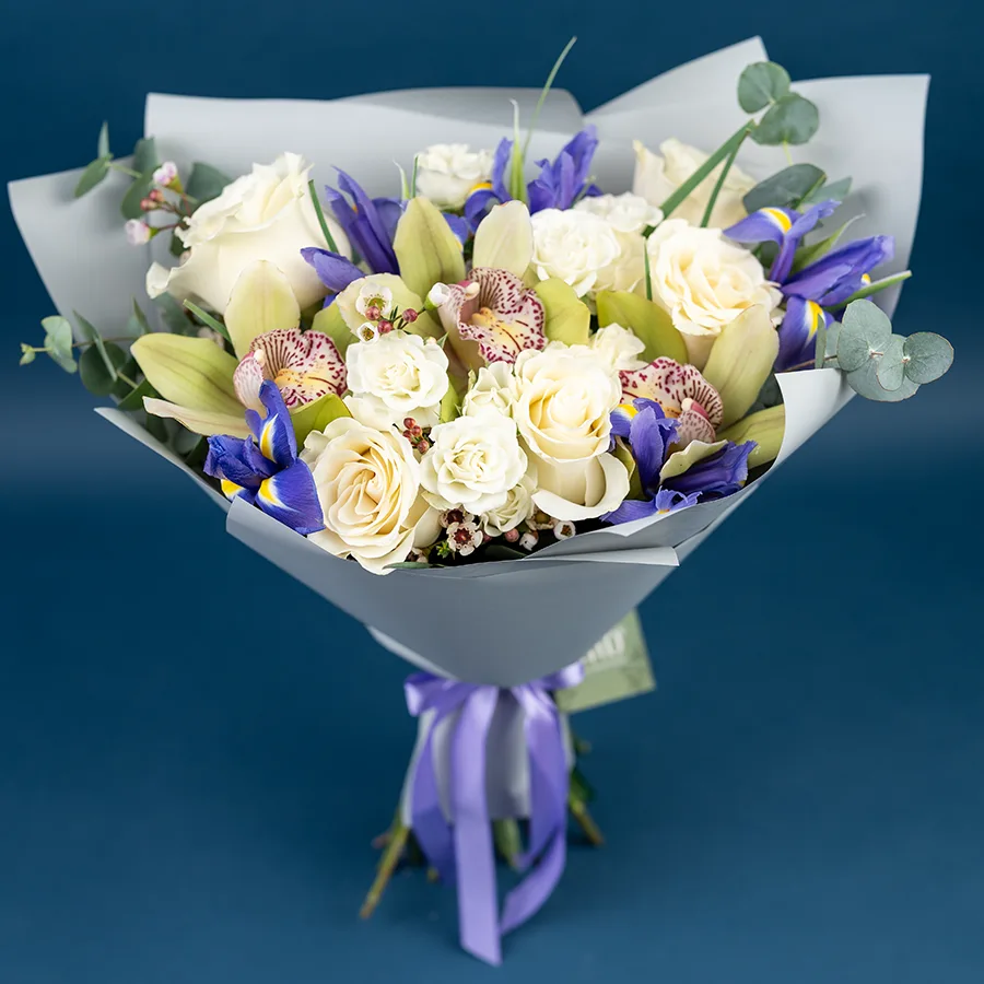 Букет из роз, кустовых роз и орхидей (03866)