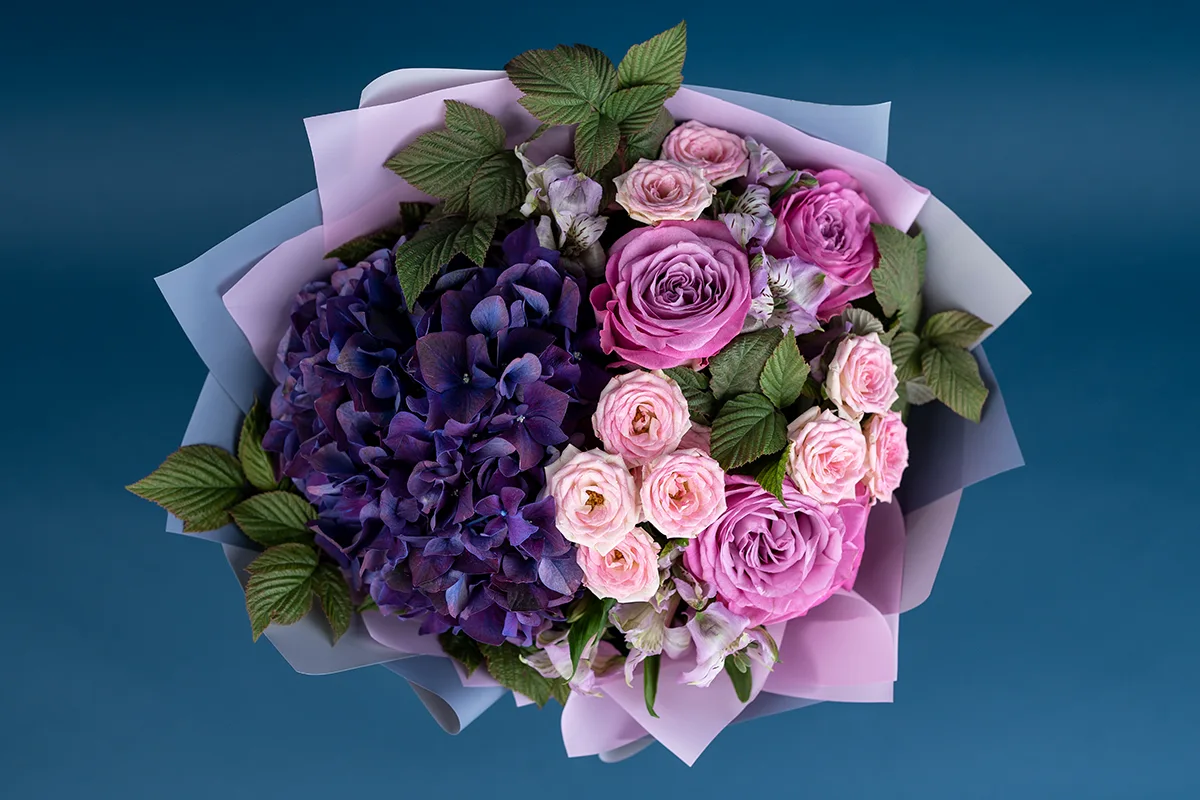 Букет из фиолетовой гортензии, роз и альстромерий (01736)