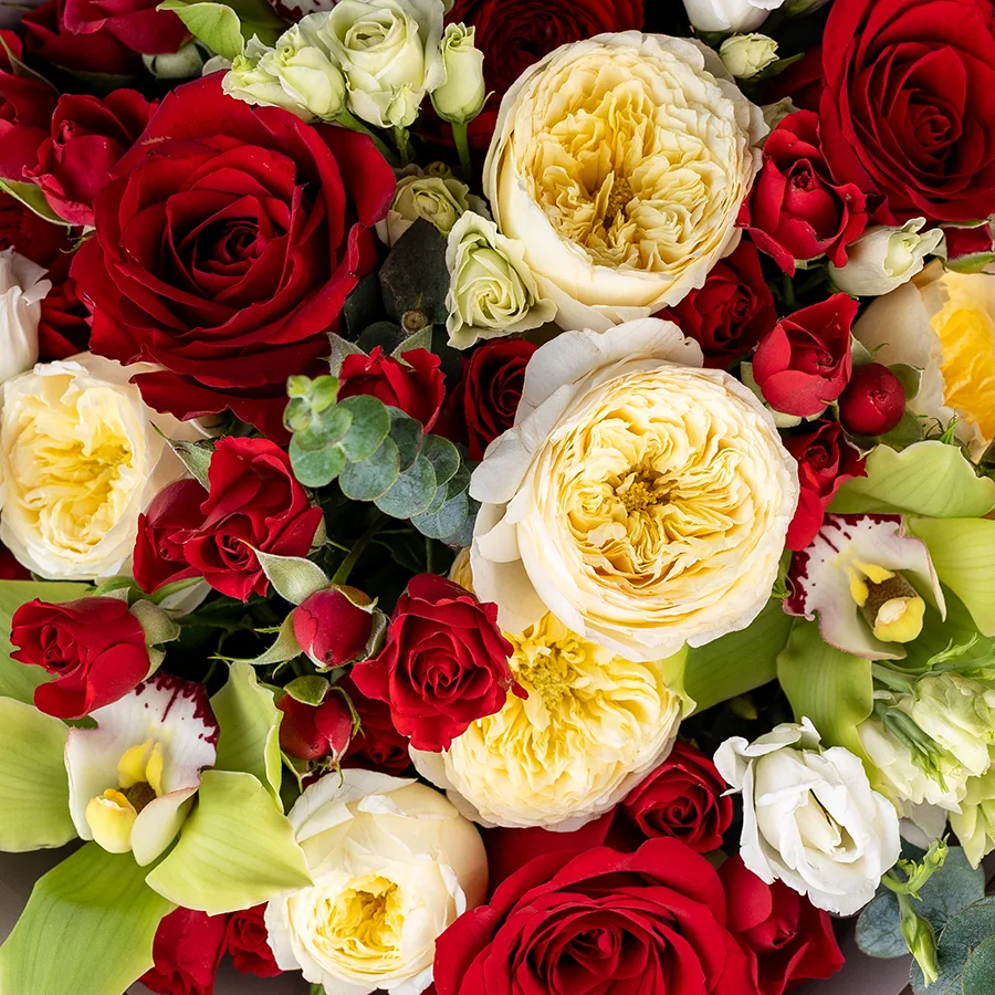 Букет из садовых роз, кустовых роз, орхидей и эустом (03084)