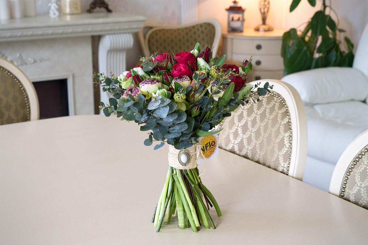 Букет из роз Пиано, ранункулюсов Клуни и тюльпанов (00494)