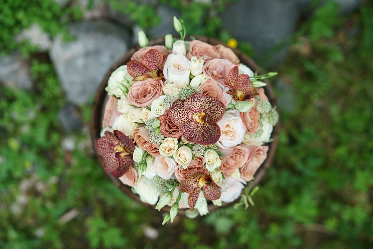 Букет невесты цвета капучино из роз, орхидей и эустом (00972)
