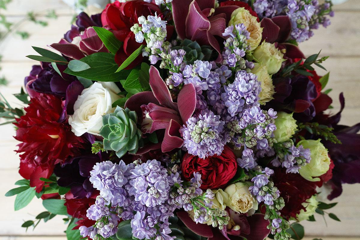 Букет из пионов, роз, орхидей и тюльпанов с сиренью и эхевериями (00777)